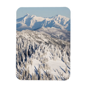 Eine landschaftliche Ansicht von Snowybergen und Magnet