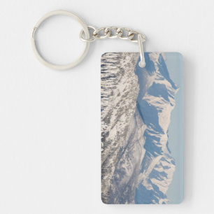 Eine landschaftliche Ansicht von Snowybergen und Schlüsselanhänger
