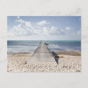 Eine lange Anlegestelle mit einem Boot am Ende ers Postkarte