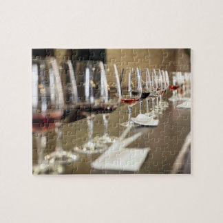 Eine lange Reihe Weingläser Set so groß Puzzle