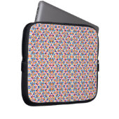 Eine Laptoptasche mit einem bunten, geometrischen  Laptopschutzhülle (Vorne Rechts)
