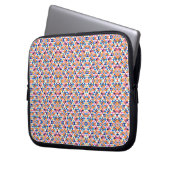 Eine Laptoptasche mit einem bunten, geometrischen  Laptopschutzhülle (Vorderseite Links)