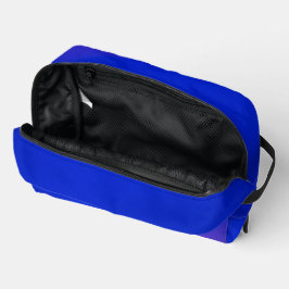 Eine lebendige blaue Reißverschlusstasche mit eine Waschbeutel