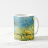 Eine lebendige Libelle mit einer blauen Libelle-Ta Kaffeetasse (VorderseiteRechts)