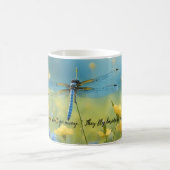 Eine lebendige Libelle mit einer blauen Libelle-Ta Kaffeetasse (Mittel)