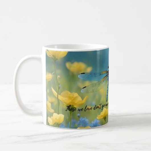Eine lebendige Libelle mit einer blauen Libelle-Ta Kaffeetasse (Links)