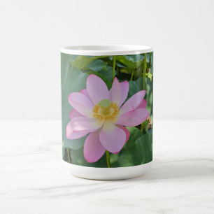 Eine lebendige Lotusblüte Kaffeetasse