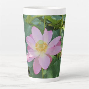Eine lebendige Lotusblüte Milchtasse