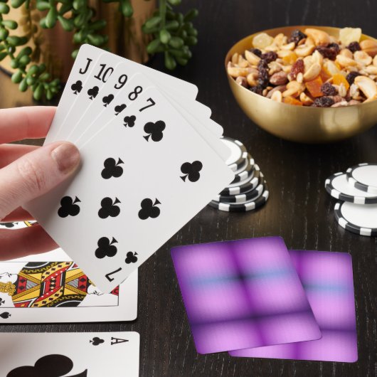 Eine lebendige violette Spielkarte mit einer versc (In Situ)