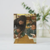 Eine Lehrerin unterstützt kleine Schulkinder in ih Postkarte (Stehend Vorderseite)