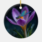 Eine Libelle auf einer Krokusblüte Keramik Ornament (Hinten)