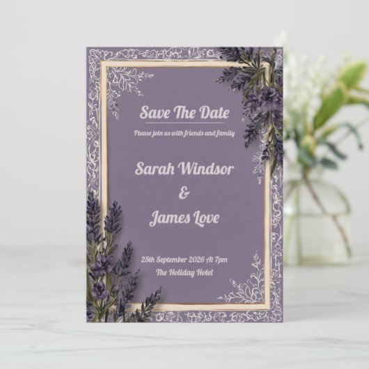 Eine Liebe in Bloom Lavender Wedding Einladung (Stehend Vorderseite)