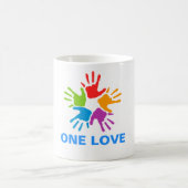 Eine Liebe Rainbow Hands Klassische Tasse (Mittel)