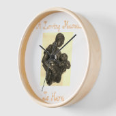 Eine liebevolle Mama ist hier die Uhr der Wand (Winkel)