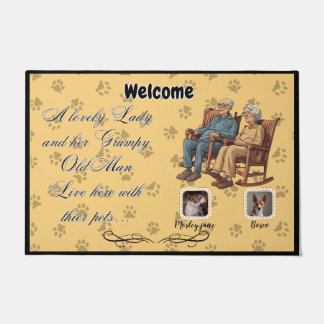 Eine liebliche Dame und ein grauenhafter alter Man Fußmatte