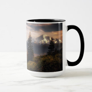 Eine Lieblingsansicht von Mt. Shasta und schwarzer Tasse