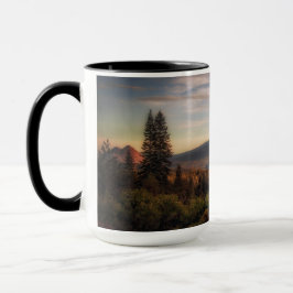 Eine Lieblingsansicht von Mt. Shasta und schwarzer Tasse