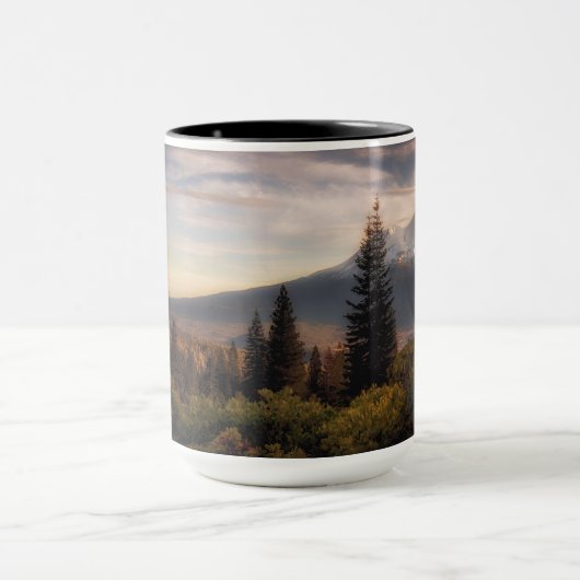 Eine Lieblingsansicht von Mt. Shasta und schwarzer Tasse (Zentrum)