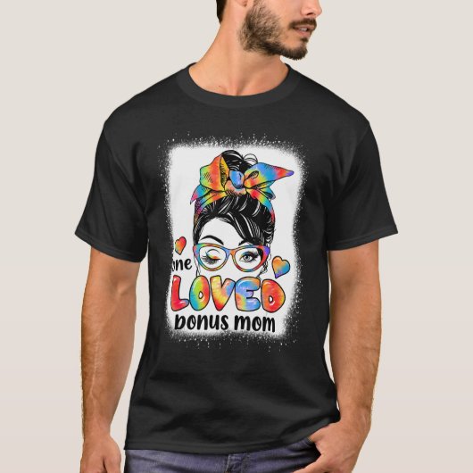 Eine liebte Bonus Mama Gefärbte Krawatte Messy Bun T-Shirt (Vorderseite)