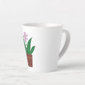 Eine Lila Blume in einem Topf Milchtasse (Rechte Ecke)