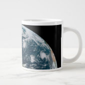 Eine lose Kette tropischer Wirbelstürme Jumbo-Tasse (Rechts)