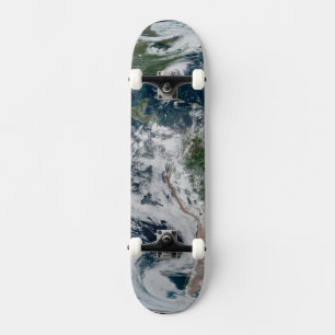 Eine lose Kette tropischer Wirbelstürme Skateboard