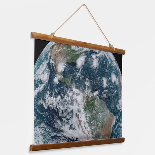 Eine lose Kette tropischer Wirbelstürme Wandteppich Mit Holzrahmen (Gewinkelt)