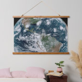 Eine lose Kette tropischer Wirbelstürme Wandteppich Mit Holzrahmen (Schlafzimmer)