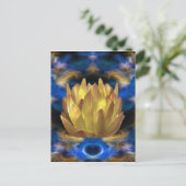 Eine Lotus-Blume mit Goldfarben und Reflexionen Postkarte (Stehend Vorderseite)