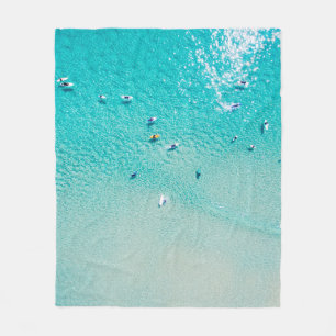 Eine Luftansicht der Surfer, die für eine Welle im Fleecedecke