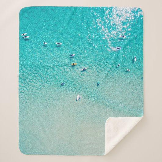 Eine Luftansicht der Surfer, die für eine Welle im Sherpadecke (Vorderseite)