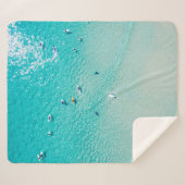 Eine Luftansicht der Surfer, die für eine Welle im Sherpadecke (Vorderseite (Horizontal))