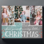 Eine lustige kleine Weihnachtsfamilienfoto-Collage Fotoplatte<br><div class="desc">Eine lustige kleine Weihnachtsfamilie Custom 3 Foto Collage Plaque. Freuen Sie sich auf moderne Schriftart,  Berries und einen frostigen aquamarin- & Kohlehintergrund! Tauchen Sie ein in Ihre Fotos und senden Sie ein personalisiertes Weihnachtsgrüßen an Familie und Freunde!</div>