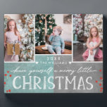 Eine lustige kleine Weihnachtsfamilienfoto-Collage Fotoplatte<br><div class="desc">Eine lustige kleine Weihnachtsfamilie Custom 3 Foto Collage Plaque. Freuen Sie sich auf moderne Schriftart,  Berries und einen frostigen aquamarin- & Kohlehintergrund! Tauchen Sie ein in Ihre Fotos und senden Sie ein personalisiertes Weihnachtsgrüßen an Familie und Freunde!</div>