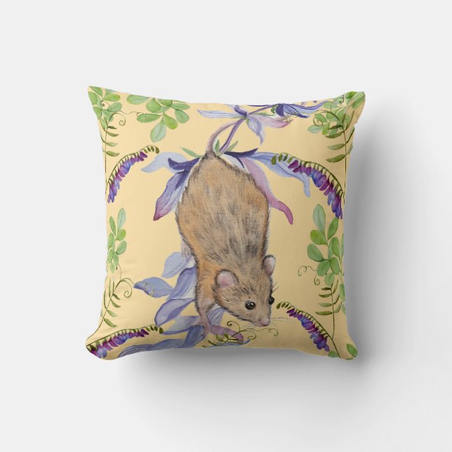 Eine lustige Maus in einem Dickicht von Blume. Kissen (Vorderseite)