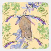 Eine lustige Maus in einem Dickicht von Blume Quadratischer Aufkleber (Vorderseite)