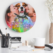 Eine lustige Regenbogenblase, die Ihr eigenes Bild Große Wanduhr