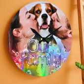 Eine lustige Regenbogenblase, die Ihr eigenes Bild Große Wanduhr