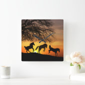 Eine lustige und skurrile Pferdeklemme Quadratische Wanduhr (Zuhause)