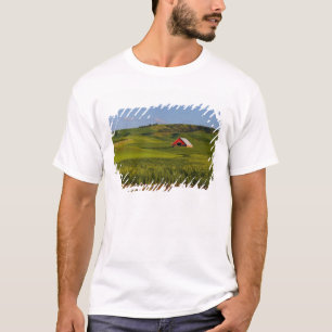 Eine malerische Ansicht einer Scheune in Moscow Id T-Shirt