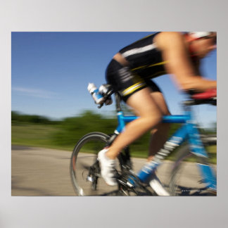 Eine männliche Sportlerausbildung für einen Triath Poster