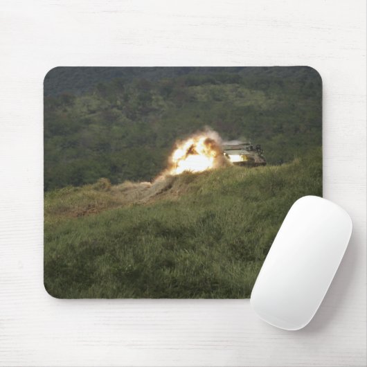 Eine Marine erzielt einen direkten Treffer Mousepad (Mit Mouse)