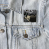 Eine Marine fügt einen Trinkschlauch in seinen Kan Button (Beispiel)