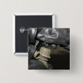 Eine Marine fügt einen Trinkschlauch in seinen Kan Button (Vorne & Hinten)