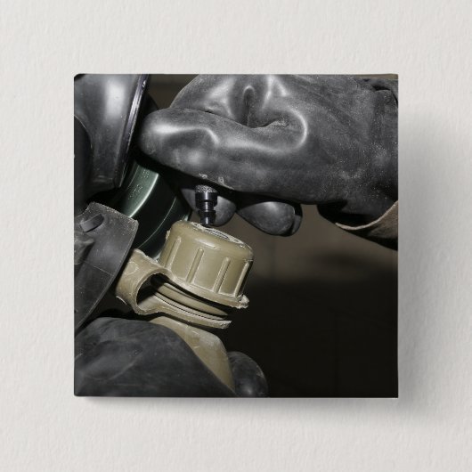 Eine Marine fügt einen Trinkschlauch in seinen Kan Button (Vorderseite)