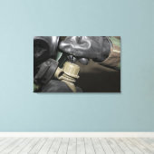 Eine Marine fügt einen Trinkschlauch in seinen Kan Leinwanddruck (Insitu (Holzboden))