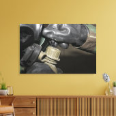 Eine Marine fügt einen Trinkschlauch in seinen Kan Leinwanddruck (Insitu (Wohnzimmer))