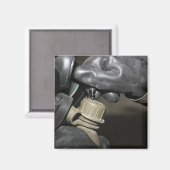 Eine Marine fügt einen Trinkschlauch in seinen Kan Magnet (Vorderseite/Rückseite)