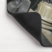 Eine Marine fügt einen Trinkschlauch in seinen Kan Mousepad (Ecke)