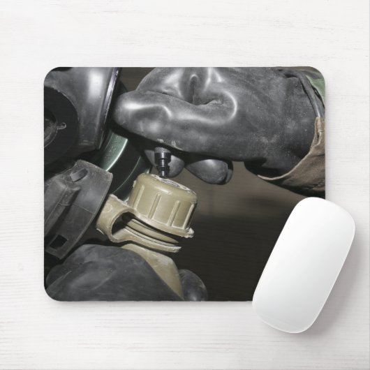 Eine Marine fügt einen Trinkschlauch in seinen Kan Mousepad (Mit Mouse)